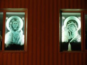 На Запоріжжі священик створює незвичайні ікони зі скла.(ФОТО)